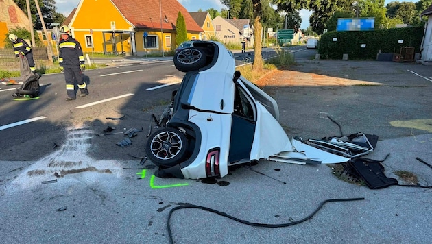 Tragische Bilder: Das Mopedauto nach der Kollision, der Lenker erlag seinen Verletzungen.