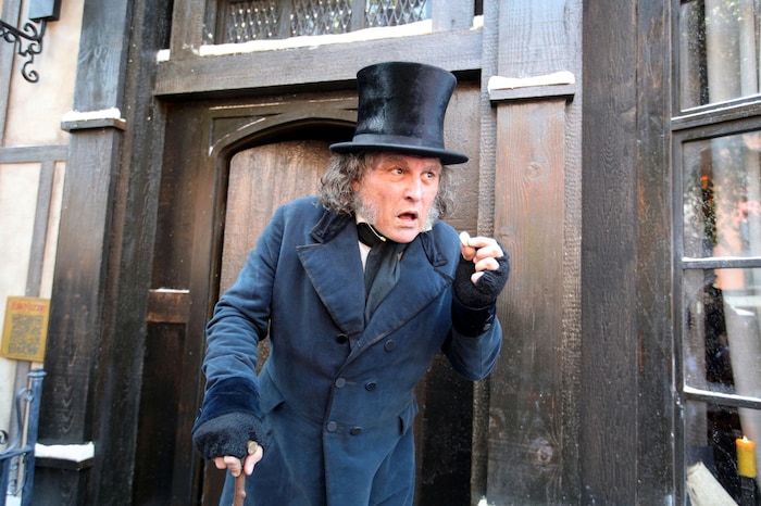 Johnny Depp geht auf der Comic-Con San Diego in seiner Rolle als Ebenezer Scrooge komplett auf.
