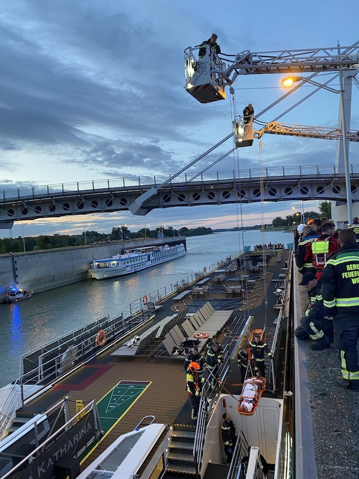 Nach dem Unfall musste das Flusskreuzfahrtschiff bei der Schleuse Freudenau gesichert und ...