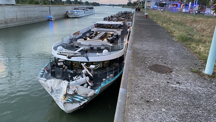 Das Flusskreuzfahrtschiff krachte in den frühen Morgenstunden bei der Schleuse Freudenau gegen ...