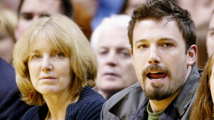Ben Affleck und seine Mutter – hier 2004 bei einem Spiel der Los Angeles Lakers und der ...