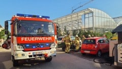 Die Feuerwehrleute bauten die Batterie aus.