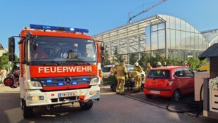 Die Feuerwehrleute bauten die Batterie aus.