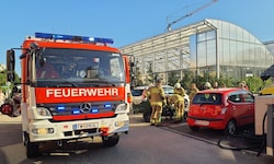 Die Feuerwehrleute bauten die Batterie aus.