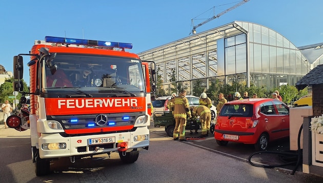 DIe Feuerwehrleute bauten die Batterie aus.