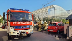 Die Feuerwehrleute bauten die Batterie aus.