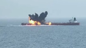 Wie im Jahr 2024 (Bild) griff die Houthi-Miliz auch jetzt Öltanker im Roten Meer an. Die von der ...