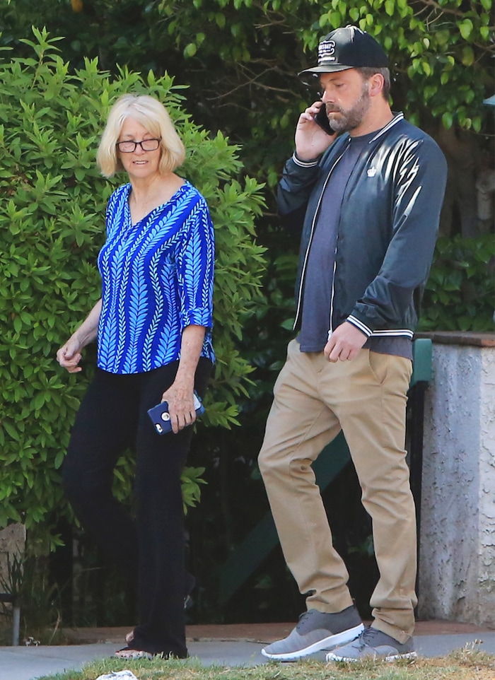 Ben Affleck bei einem Spaziergang mit seiner Mutter Christine Anne Boldt, die ihn immer ...