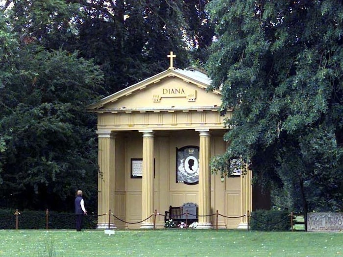 Auf einer kleinen Insel im Oval Lake von Althorp befindet sich die letzte Ruhestätte von ...