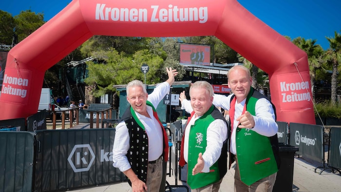 Die Edlseer: Manfred, Andreas und Fritz (v. links) vor dem „Krone“-Partystadl am Zrce Beach.