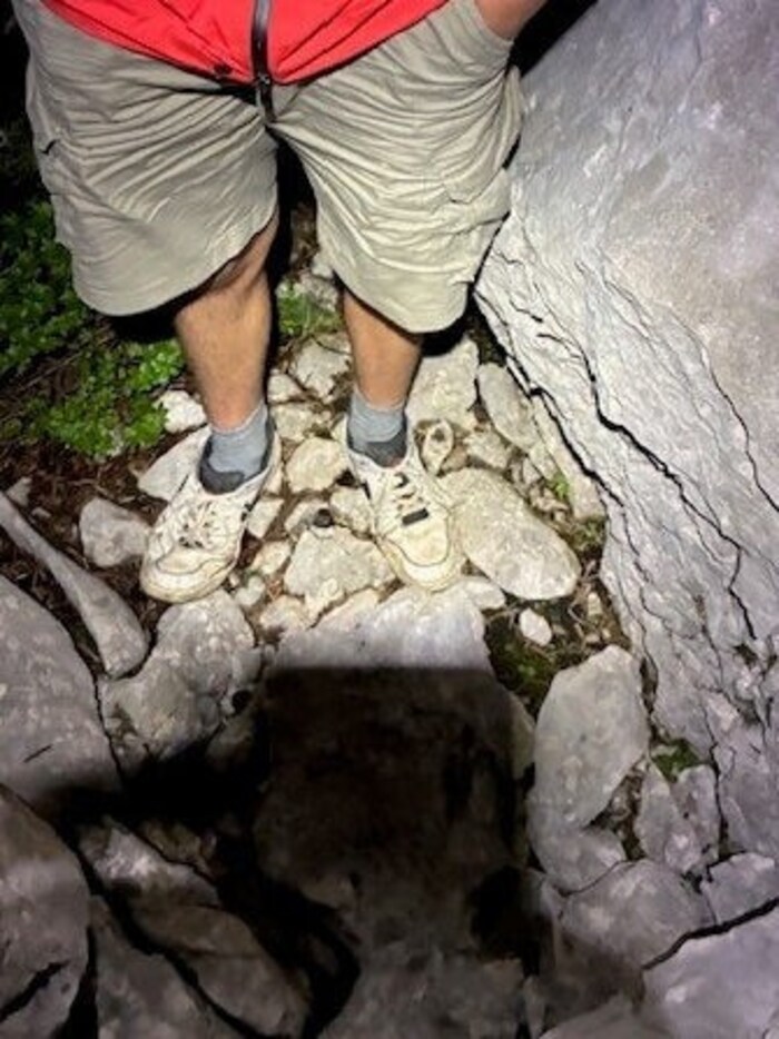 Der Ungar mit seiner leichtsinnig ausgewählten Kleidung für die Bergtour.