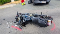 Das Motorrad wurde von der Feuerwehr von der Straße geholt. 