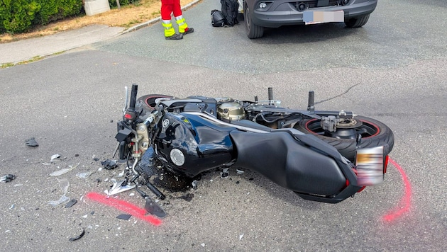Das Motorrad wurde von der Feuerwehr von der Straße geholt.