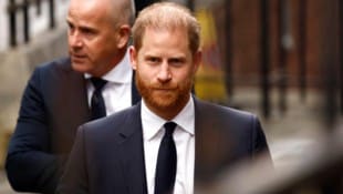 Zu viele Ex-Premierminister im UK: Prinz Harry, der Sohn von König Charles, muss sich nun hinten ...