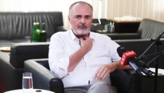 Landeshauptmann Hans Peter Doskozil (SPÖ) bei seiner ersten Pressekonferenz mit Stimmprothese