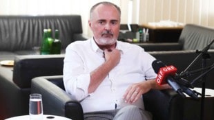 Landeshauptmann Hans Peter Doskozil (SPÖ) bei seiner ersten Pressekonferenz mit Stimmprothese