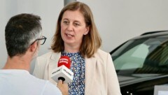 Finanzstaatssekretärin Barbara Eibinger-Miedl im Gespräch mit „Krone“-Redakteur Harald Küng