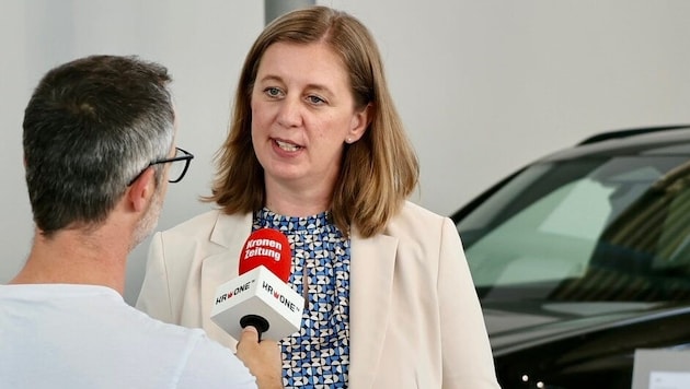 Finanzstaatssekretärin Barbara Eibinger-Miedl im Gespräch mit „Krone“-Redakteur Harald Küng