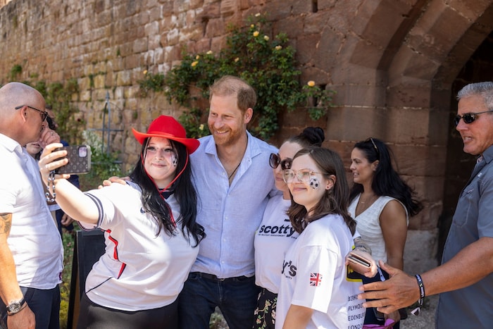 Prinz Harry nimmt in Großbritannien, beschützt von einer eigenen Security, an Veranstaltungen ...