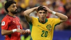 Ärger für Australien-Kicker Cristian Volpato (rechts).