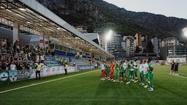 Rapid feierte mit den rund 350 mitgereisten Fans.