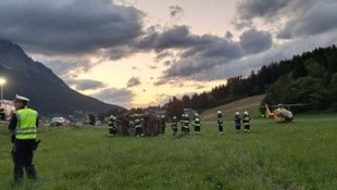 Gemeinsam mit den eingesetzten Kräften konnte die verunfallte Person aus dem Fahrzeug befreit ...