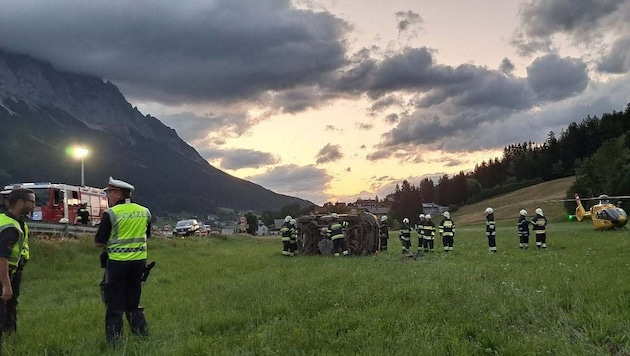 Gemeinsam mit den eingesetzten Kräften konnte die verunfallte Person aus dem Fahrzeug befreit ...