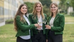 Weinhoheit Sandra (links), Weinkönigin Cäcilia I. (Mitte) und Weinhoheit Julia.  