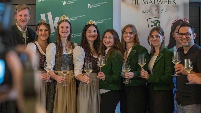 Die amtierenden Weinhoheiten und ihre Nachfolgerinnen