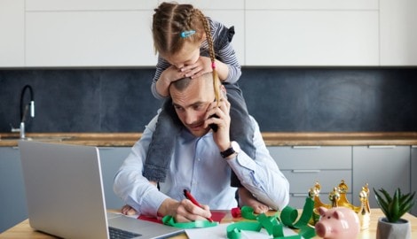 Homeoffice und dazu ein Kind betreuen: Das klingt in der Theorie einfacher als in der Praxis.