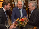 Signa-Feier 2017 im Wiener Park Hyatt: René Benko (li.) und Siegfried Wolf (re.) mit dem ...