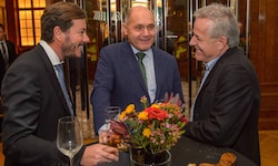 Signa-Feier 2017 im Wiener Park Hyatt: René Benko (li.) und Siegfried Wolf (re.) mit dem ...