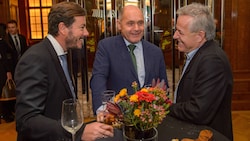 Signa-Feier 2017 im Wiener Park Hyatt: René Benko (li.) und Siegfried Wolf (re.) mit dem ...