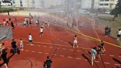 In Traun sorgte in der Gluthitze im Juni die Feuerwehr für Abkühlung bei den Schülern.