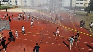 FF Traun In Traun sorgte in der Gluthitze im Juni die Feuerwehr für Abkühlung bei den Schülern.