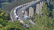 Im Europa des freien Warenverkehrs ist nicht nur auf der Straße viel los. Im Hintergrund ...