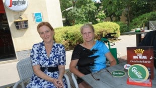 Peter Tomschi Wohnbaustadträtin Elke Hanel-Torsch (l.) fragt im Café die Falsche nach Paragrafen.
