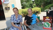 Wohnbaustadträtin Elke Hanel-Torsch (l.) fragt im Café die Falsche nach Paragrafen.