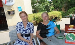 Wohnbaustadträtin Elke Hanel-Torsch (l.) fragt im Café die Falsche nach Paragrafen.