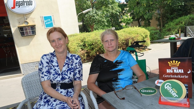 Wohnbaustadträtin Elke Hanel-Torsch (l.) fragt im Café die Falsche nach Paragrafen.