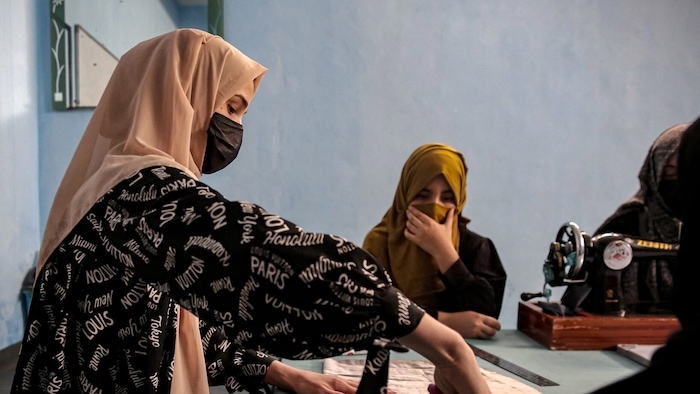 Afghanische Mädchen in einem Nähworkshop