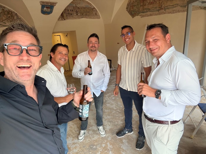 Erfahrene Investoren, Gastronomen und vor allem Wein- und Bierkenner werden die Lokalszene in ...