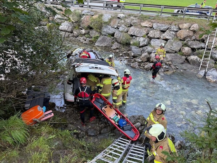 Mit vereinten Kräften gelang es, die eingeklemmte Fahrerin aus dem Wrack zu befreien.