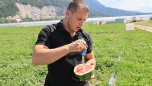 Die letzten Tests vor der Ernte. Landwirt Andreas Norz ist zufrieden mit dem, was er da sieht.