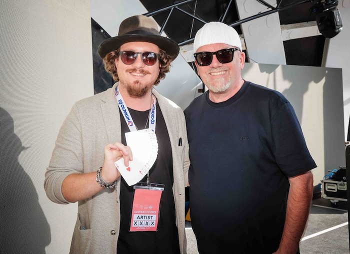 Es gab viel Gespächs- stoff auch Backstage : Hitliebling DJ Ötzi mit Magier Nikolaus Fortelni.