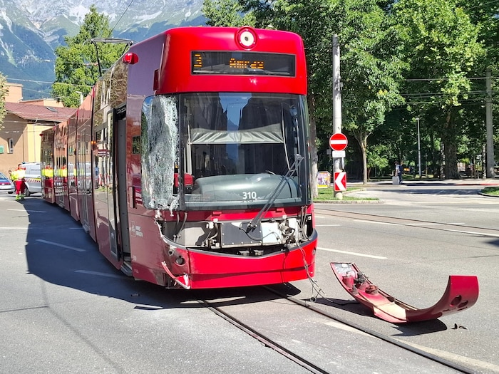 Die Tram der Linie 3 wurde massiv beschädigt.