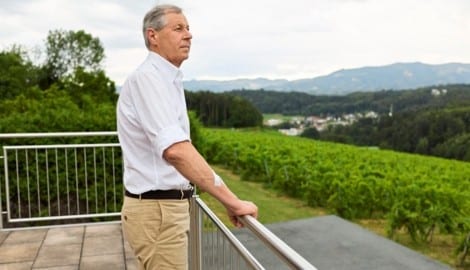 Christian Reiterer auf der Terrasse seines Weinguts in der Südweststeiermark