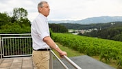 Christian Reiterer auf der Terrasse seines Weinguts in der Südweststeiermark