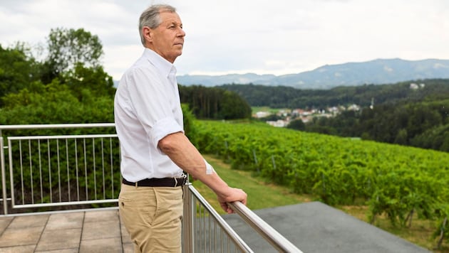 Christian Reiterer auf der Terrasse seines Weinguts in der Südweststeiermark