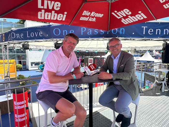 Hoher Besuch beim „Krone“- Truck! Claus Meinert, Chef der „Tiroler Krone“, begrüßte EU-Kommissar ...